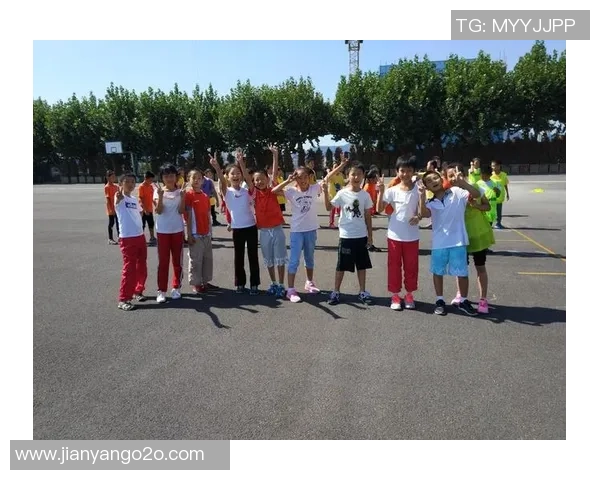 小孩光脚在草地上踢足球的快乐时光与成长故事